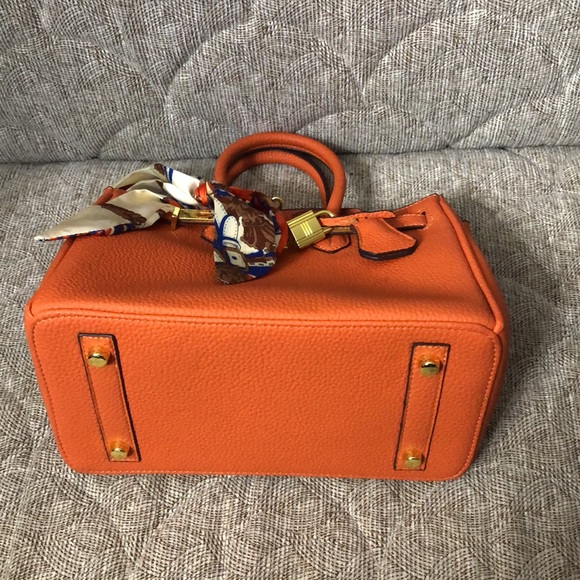 🌺🌺NEW BEAUTIFUL ORANGE BAG WITH GOLD DETAILS - Picture 10 of 13
